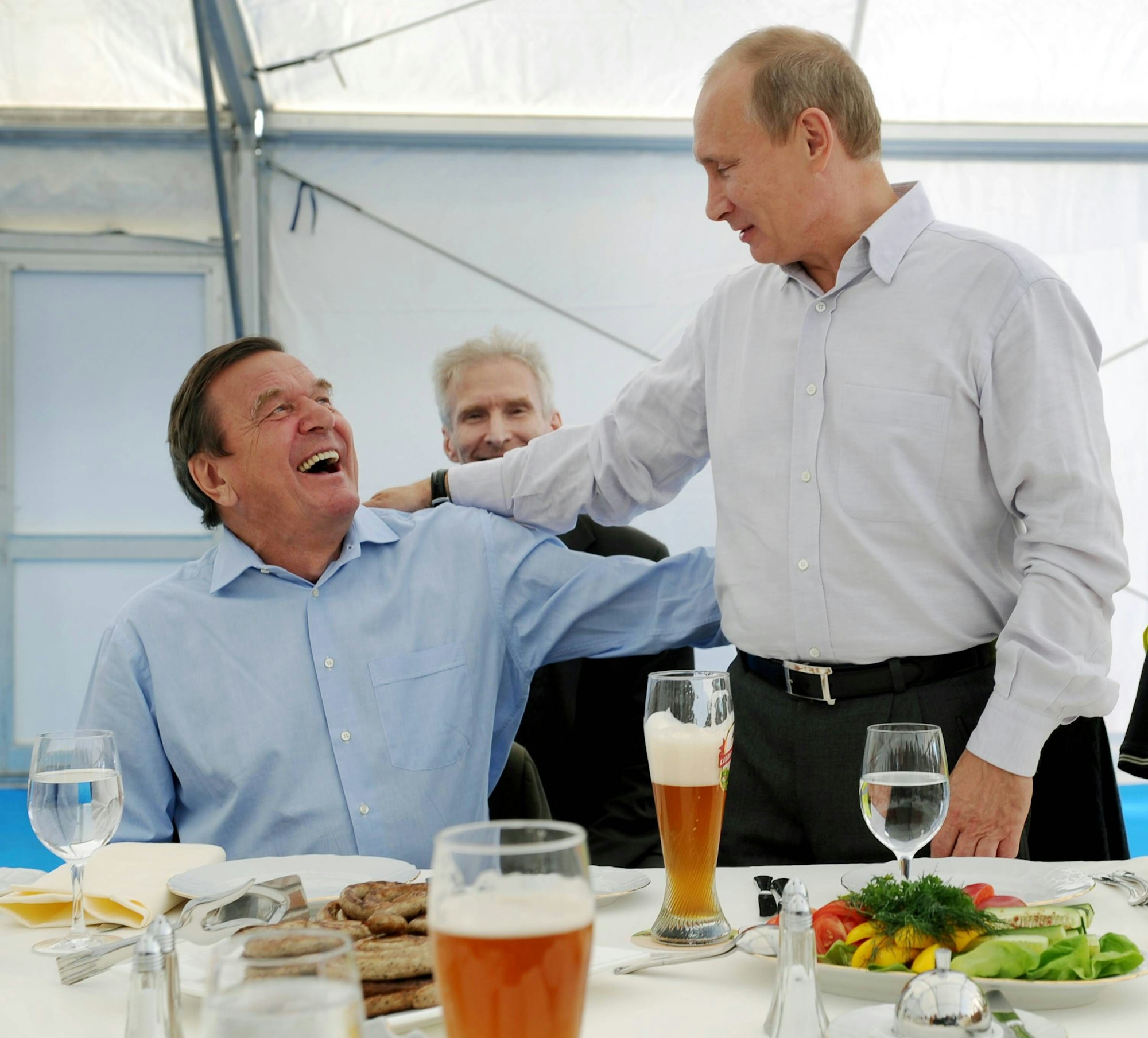 Freundschaftlich verbunden: Kremlchef Wladimir Putin (r.) mit dem ehemaligen deutschen Bundeskanzler Gerhard Schröder. (Archivbild)