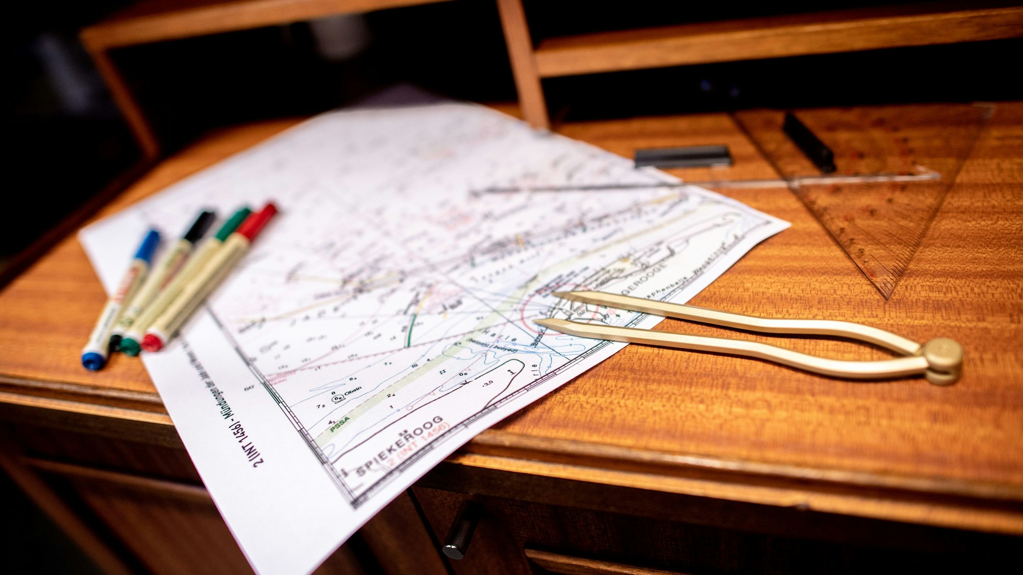 Eine Seekarte der Nordsee und Navigationsbesteck liegen auf einem Tisch in einem sogenannten „Escape Room“.