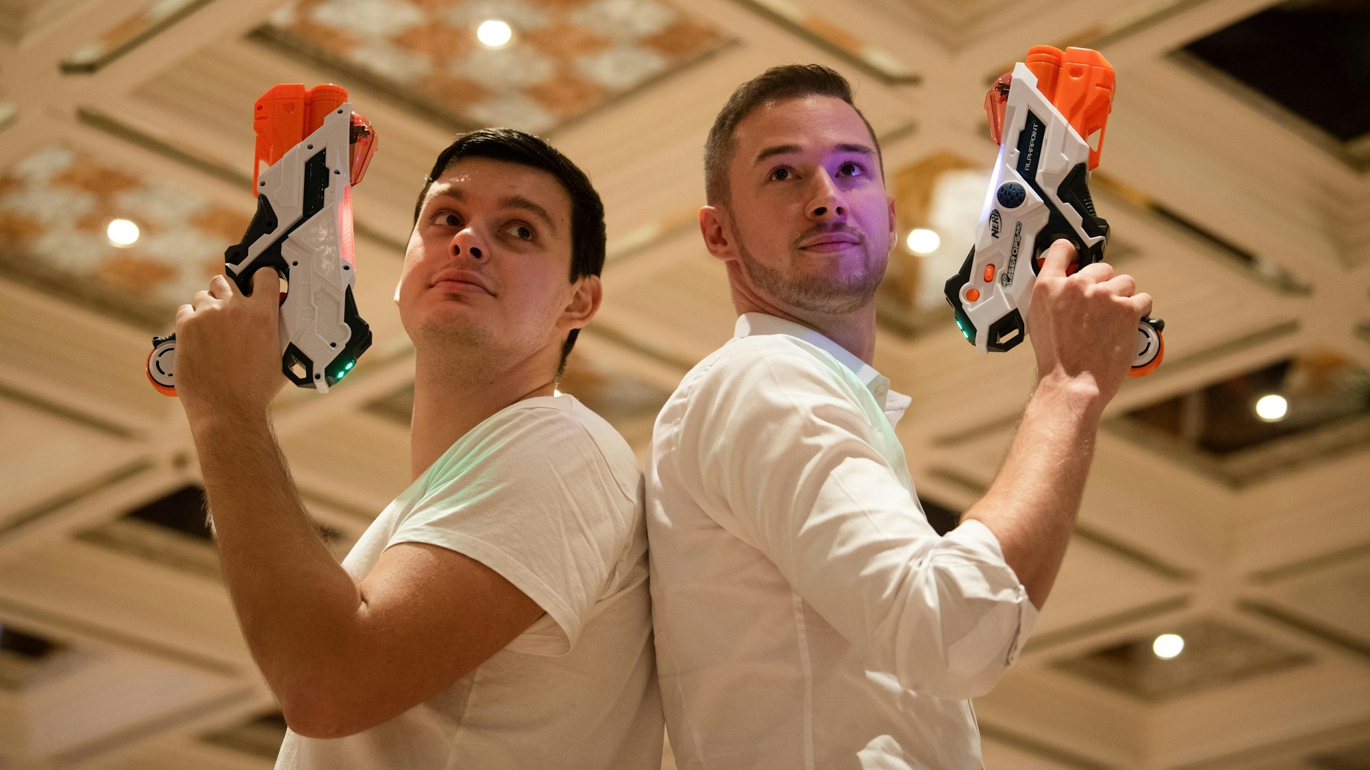 Johannes (r) und Sergey führen die "NERF Laser OPs Pro Blaster" von „Hasbro Deutschland GmbH“ vor.