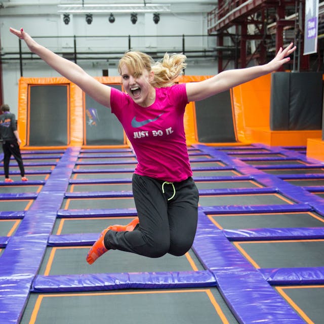 Eine Frau springt in Deutschlands größtem Trampolinpark Jump House Berlin auf Trampolinen.&nbsp;