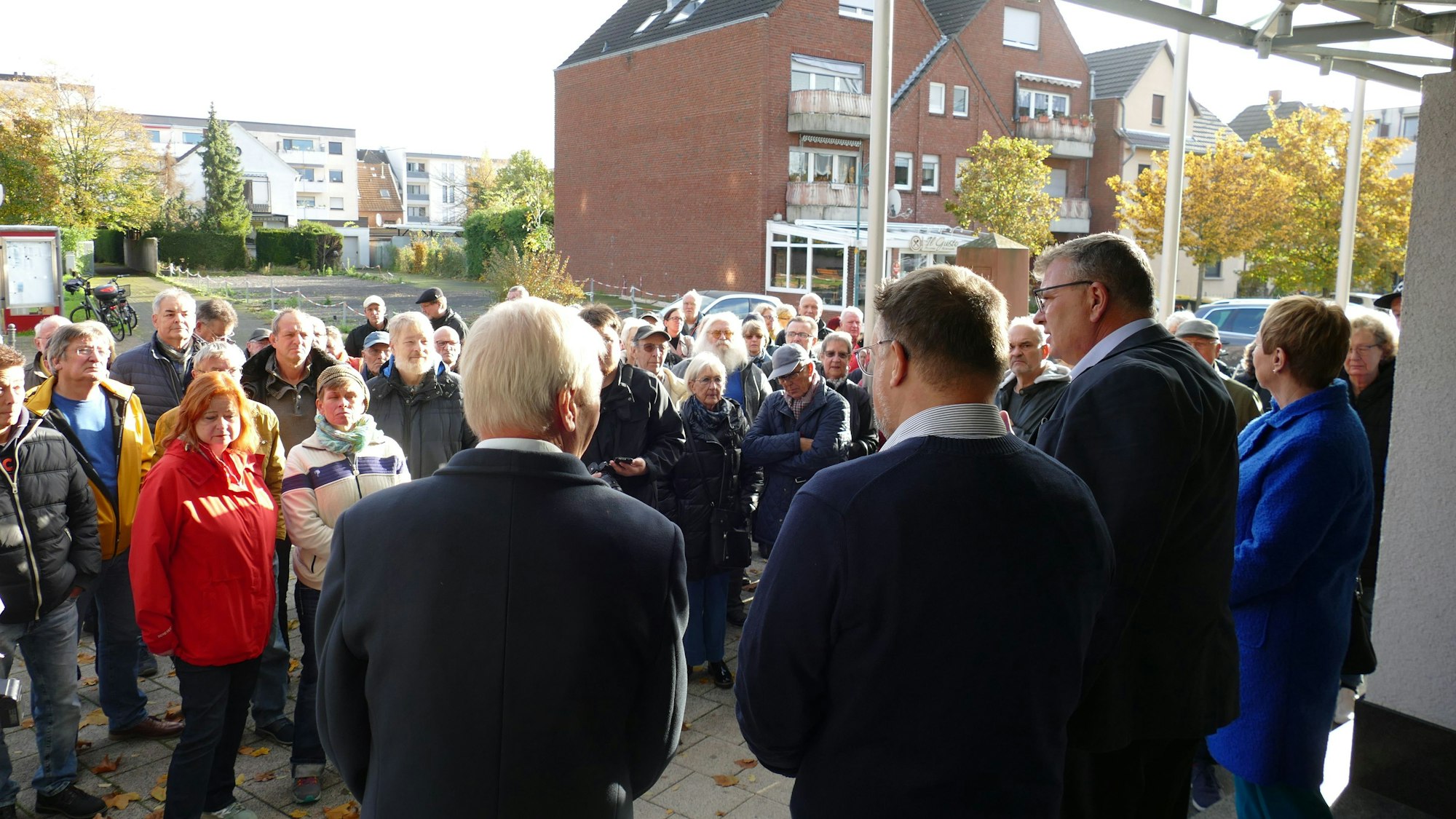 Gegner der Niederkasseler Grundsteuererhöhung stehen bei der Übergabe ihrer Petition vor dem Niederkasseler Rathaus und diskutieren mit dem damaligen Bürgermeister Stephan Vehreschild.