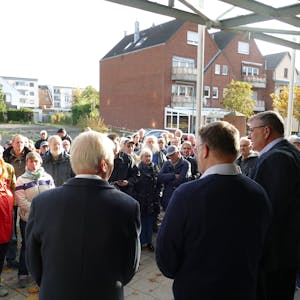 Gegner der Niederkasseler Grundsteuererhöhung stehen bei der Übergabe ihrer Petition vor dem Niederkasseler Rathaus und diskutieren mit dem damaligen Bürgermeister Stephan Vehreschild.&nbsp;