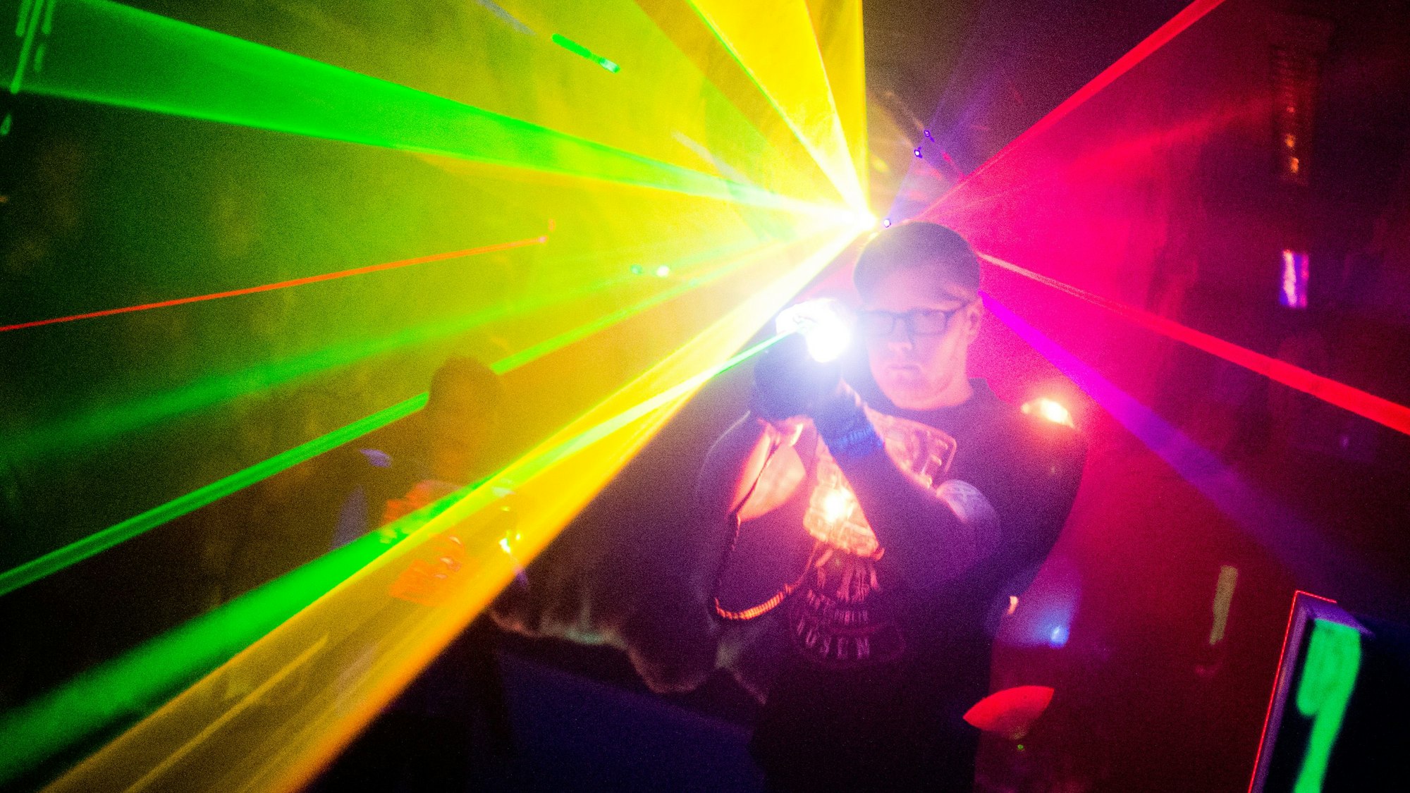 Ein Mann zielt mit einem „Phaser“ beim „Lasertag“ auf andere Mitspieler im Lasertag Fun Center.