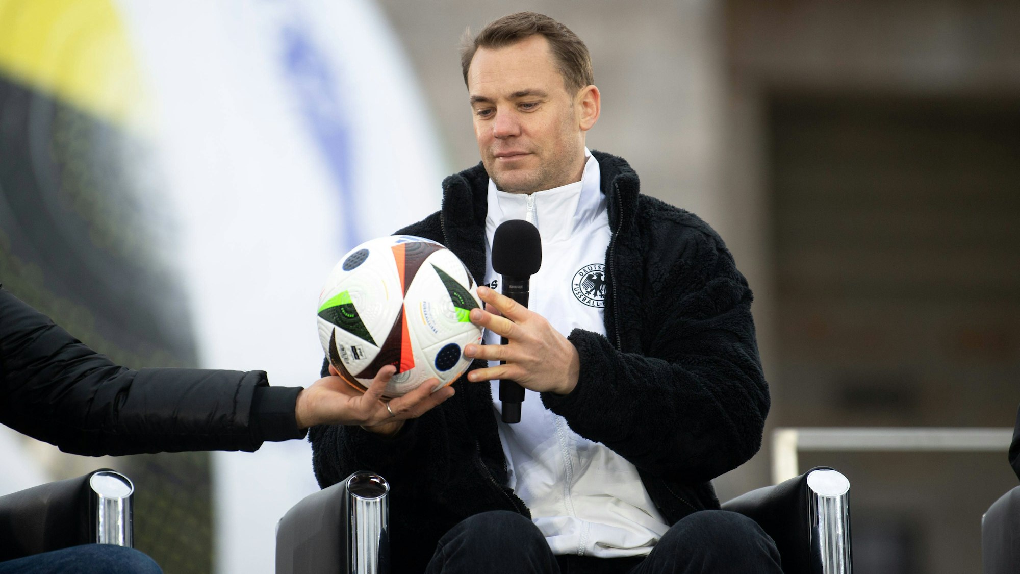 Der Spielball für die Europameistershaft in Deutschland heißt „Fußballliebe“ wurde am 15. November in Berlin präsentiert.