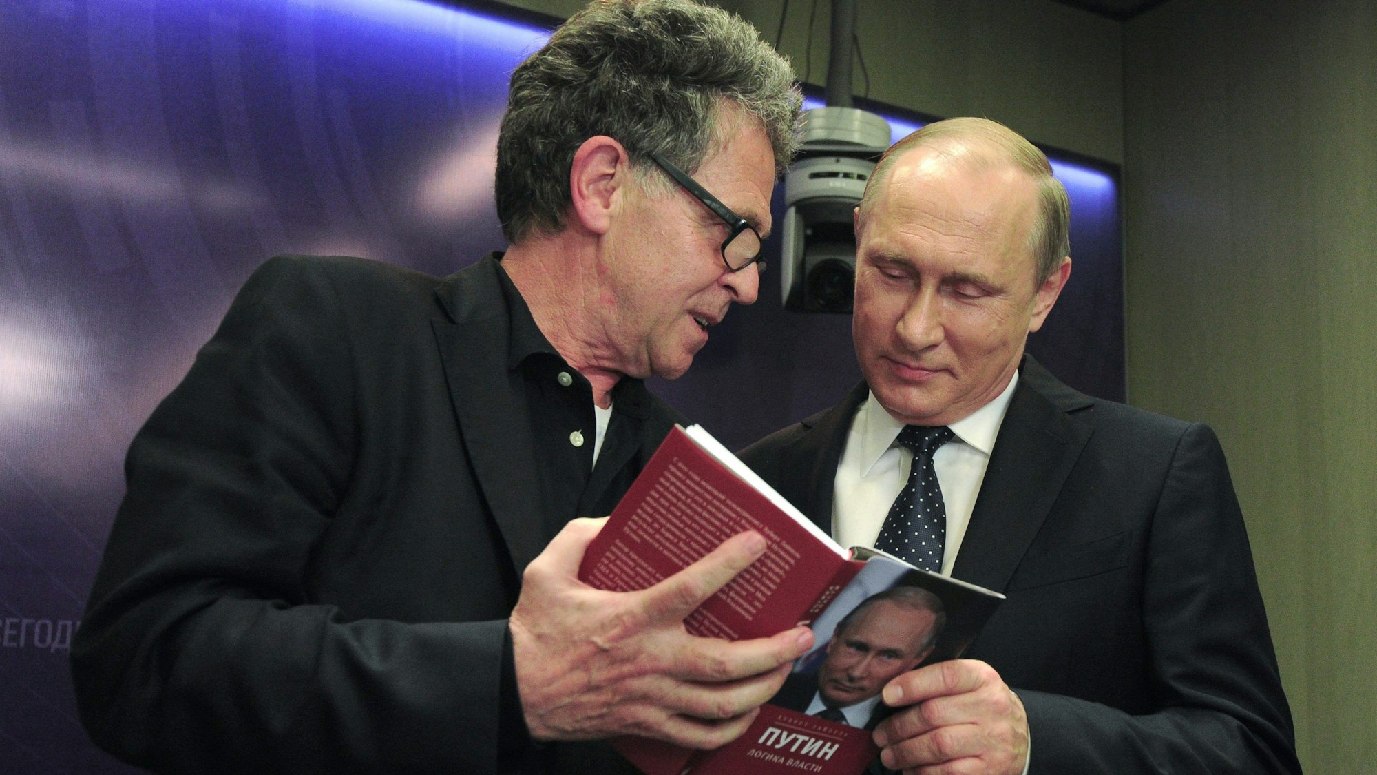 Der deutsche Journalist Hubert Seipel (l.) schaut sich mit Wladimir Putin sein Buch „Putin – The Logic of Power“ an. Dem preisgekrönten Journalisten wird in Medienberichten vorgeworfen, Unterstützung aus Russland für Buchprojekte erhalten zu haben. (Archivbild)