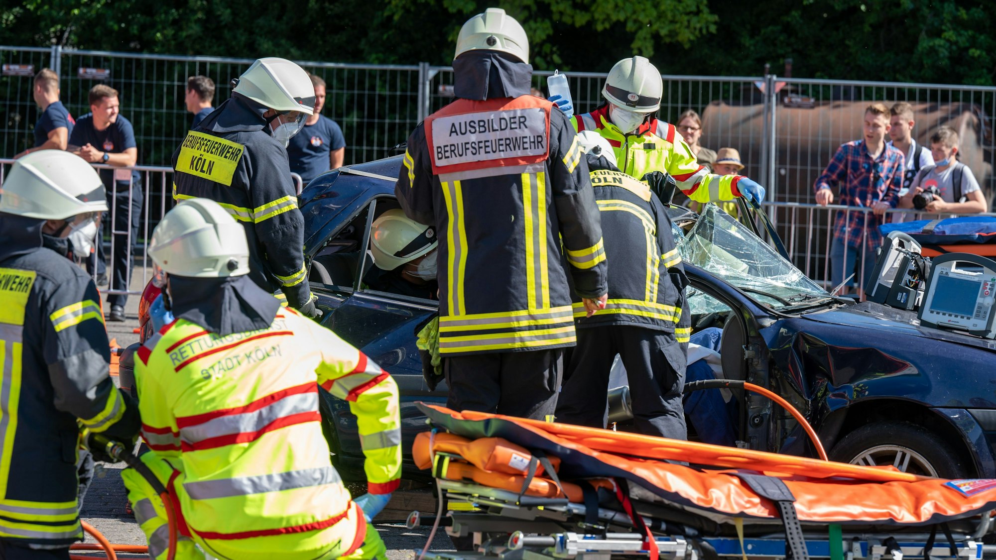 Übung einer Rettung von Personen aus einem Unfallauto der Kölner Feuerwehr..