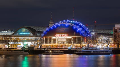 Blick bei Nacht vom Deutzer Rheinufer an der Hohenzollernbrücke auf den Musical Dome am Kölner Hauptbahnhof.