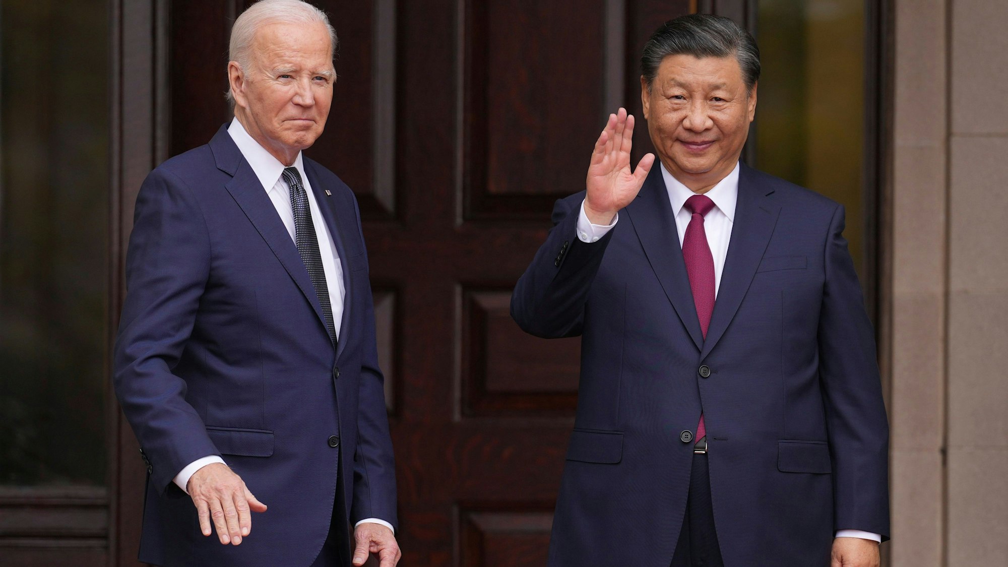 15.11.2023, USA, Woodside: Joe Biden (l), Präsident der USA, begrüßt Chinas Präsident Xi Jinping am Rande der Konferenz für Asiatisch-Pazifische Wirtschaftskooperation im Filoli Estate in Woodside, Kalifornien