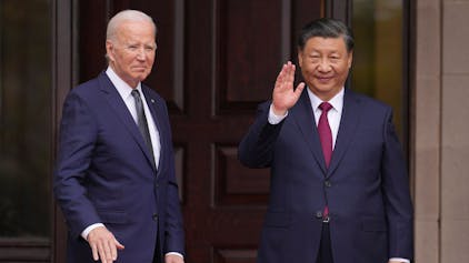 15.11.2023, USA, Woodside: Joe Biden (l), Präsident der USA, begrüßt Chinas Präsident Xi Jinping am Rande der Konferenz für Asiatisch-Pazifische Wirtschaftskooperation im Filoli Estate in Woodside, Kalifornien
