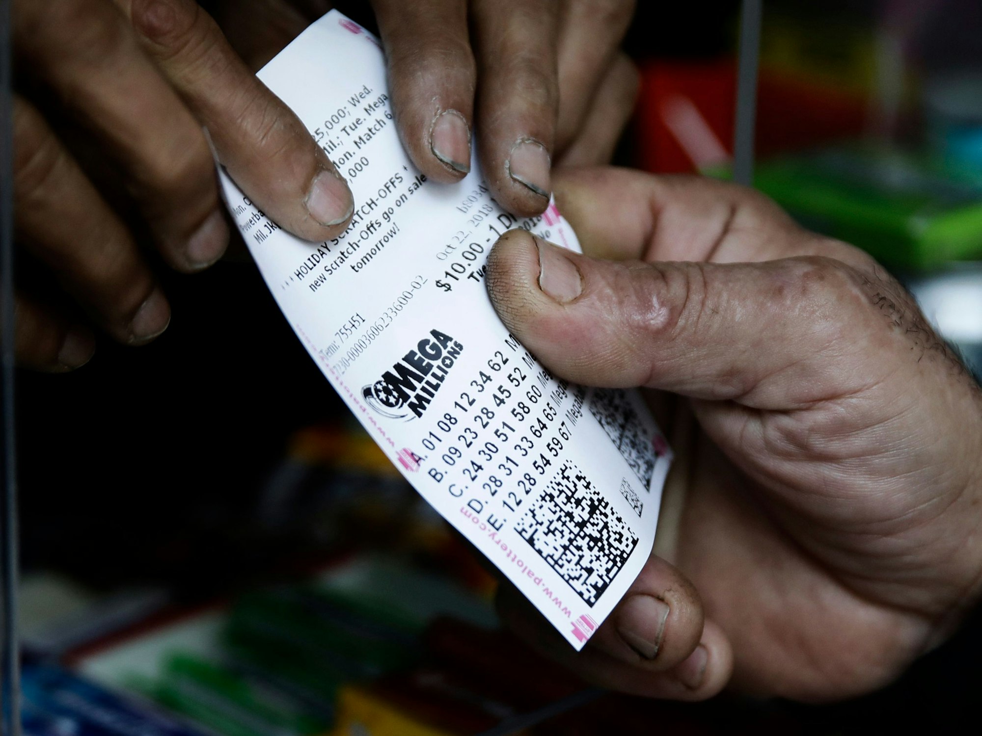 Ein Lottospieler kauft Lotterielose an einem Kiosk in Philadelphia (Archivbild 2018).