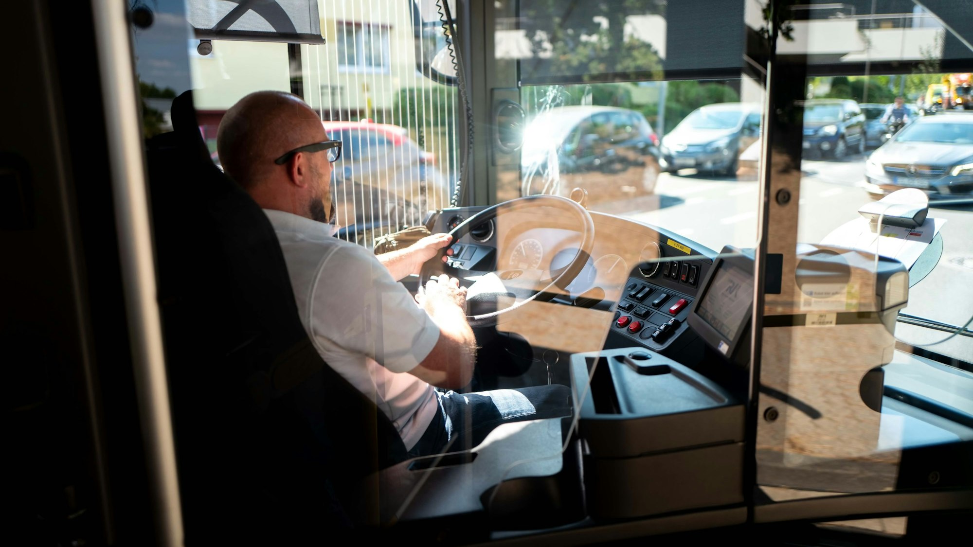 Das Bild zeigt einen Busfahrer in einem RVK-Bus.