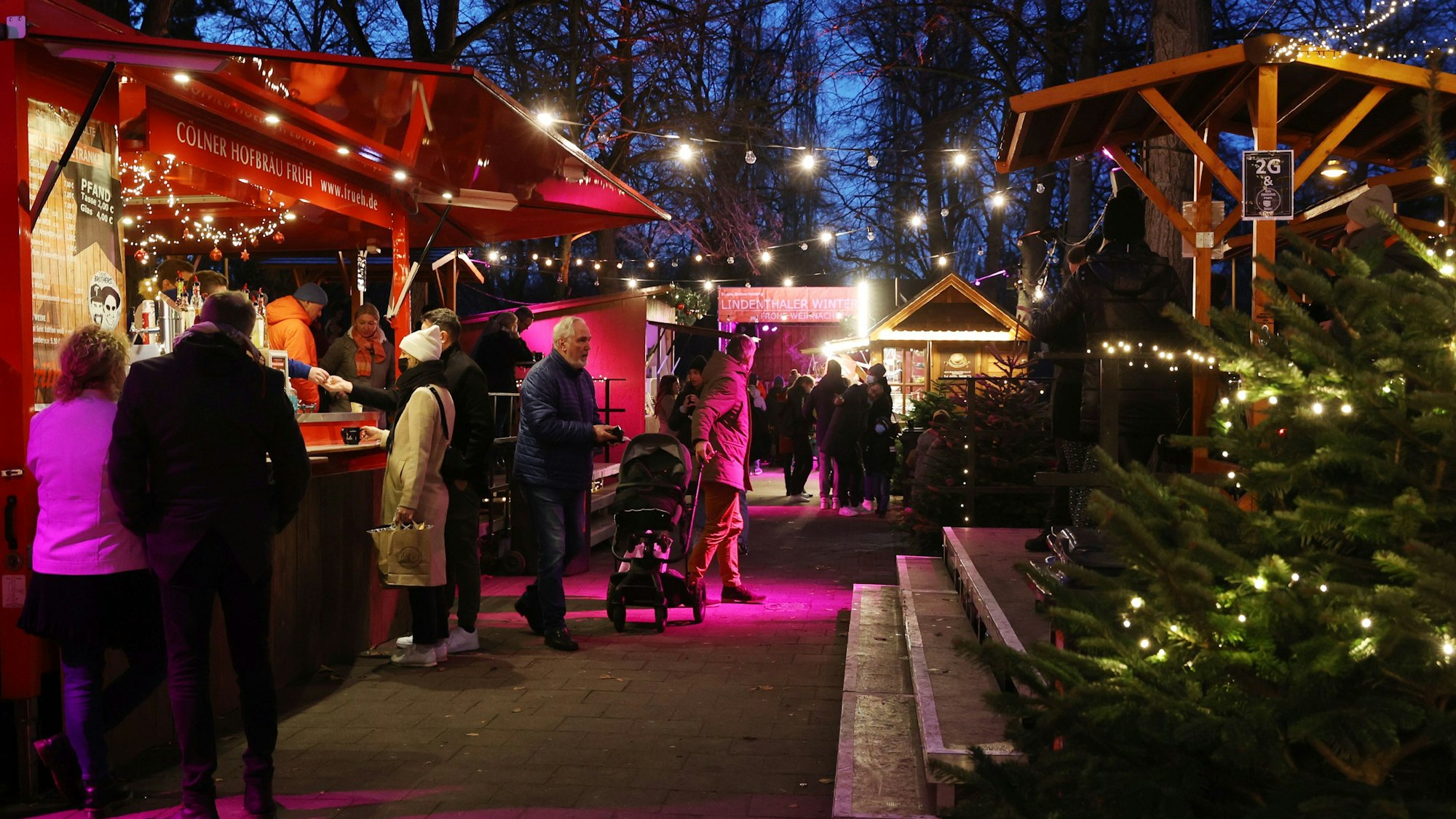 Weihnachtsmarkt auf dem Karl-Schwering-Platz in Lindenthal