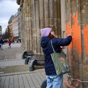 Mit Pinsel und Farbe haben Mitglieder der Klima-Gruppe Letzte Generation erneut das Brandenburger Tor in Berlin beschmiert.