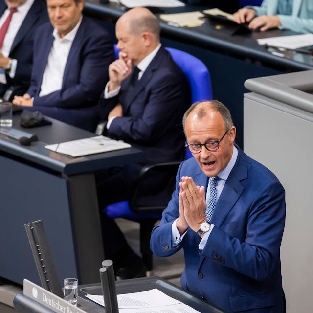 Friedrich Merz (r), CDU-Bundesvorsitzender und Unions-Fraktionsvorsitzender, spricht im Plenum des Deutschen Bundestages vor Bundeskanzler Olaf Scholz (SPD, hinten M). (Archivbild)
