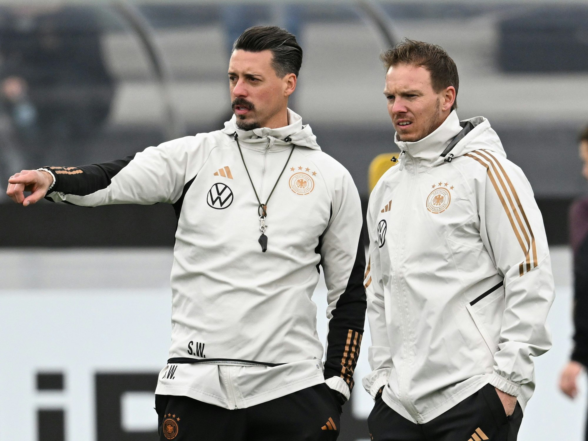 Bundestrainer Julian Nagelsmann (r) und Co-Trainer Sandro Wagner stehen beim Training der Nationalmannschaft auf dem DFB-Campus zusammen.