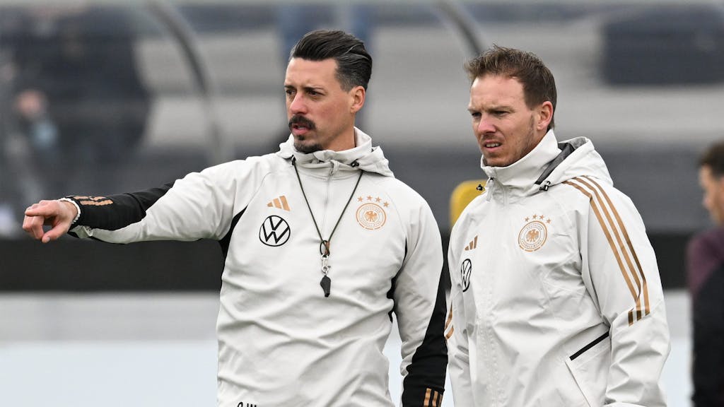 Bundestrainer Julian Nagelsmann (r) und Co-Trainer Sandro Wagner stehen beim Training der Nationalmannschaft auf dem DFB-Campus zusammen.