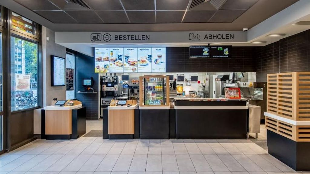Innenansicht der McDonald's-Filiale am Barbarossaplatz