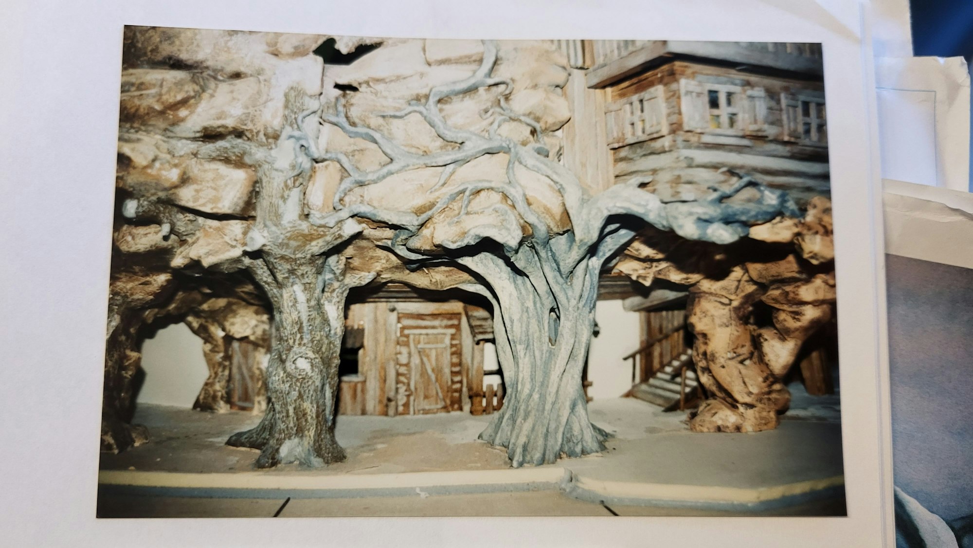 Auch Bäume wie diesen hat Bühnenbildner Knut Nobiling im Phantasialand entworfen und gebaut.