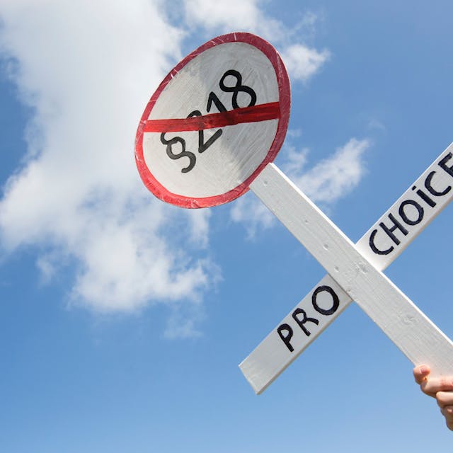 Ein Plakat in Form eines Verbotsschilds fordert die Streichung des Abtreibungsparagrafen 218.