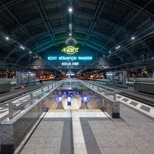 Weitgehend leer ist in den Morgenstunden des 16. November der Hauptbahnhof Köln, nachdem die Gewerkschaft Deutscher Lokomotivführer (GDL) zu einem 20-stündigen Warnstreik bei der Deutschen Bahn AG aufgerufen.