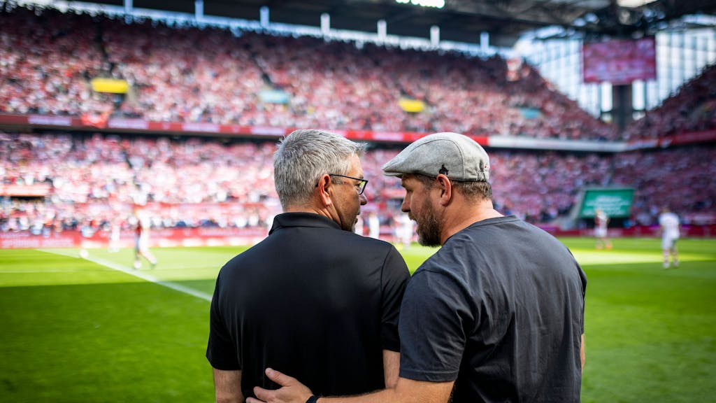 Urs Fischer und Steffen Baumgart stehen nebeneinander im Kölner Stadion.
