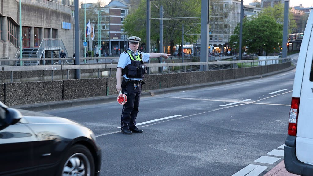 Die Kölner Polizei kontrolliert Autos im Bereich der Deutzer Brücke.