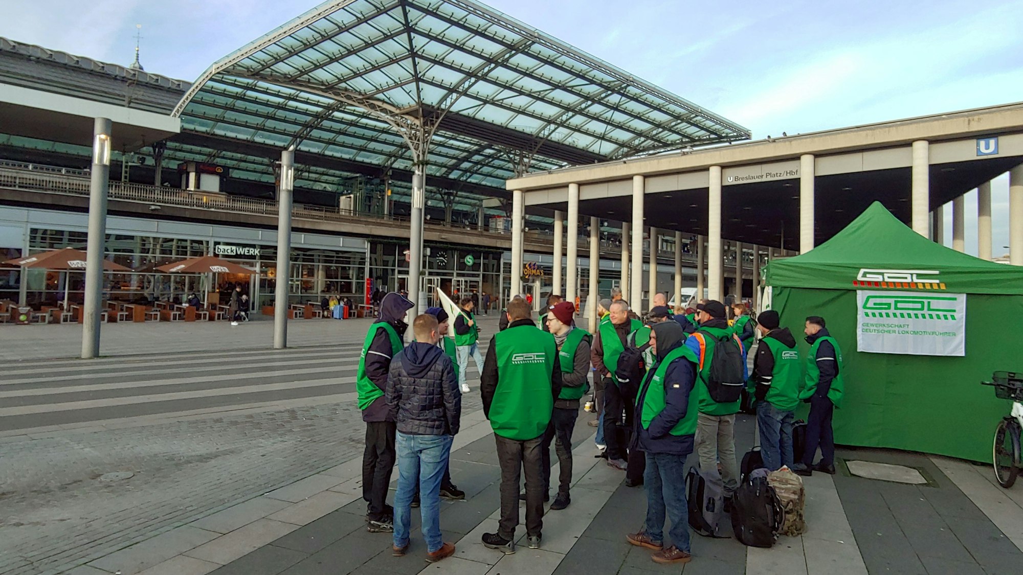 GDL-Mitglieder am Streikposten auf dem Breslauer Platz