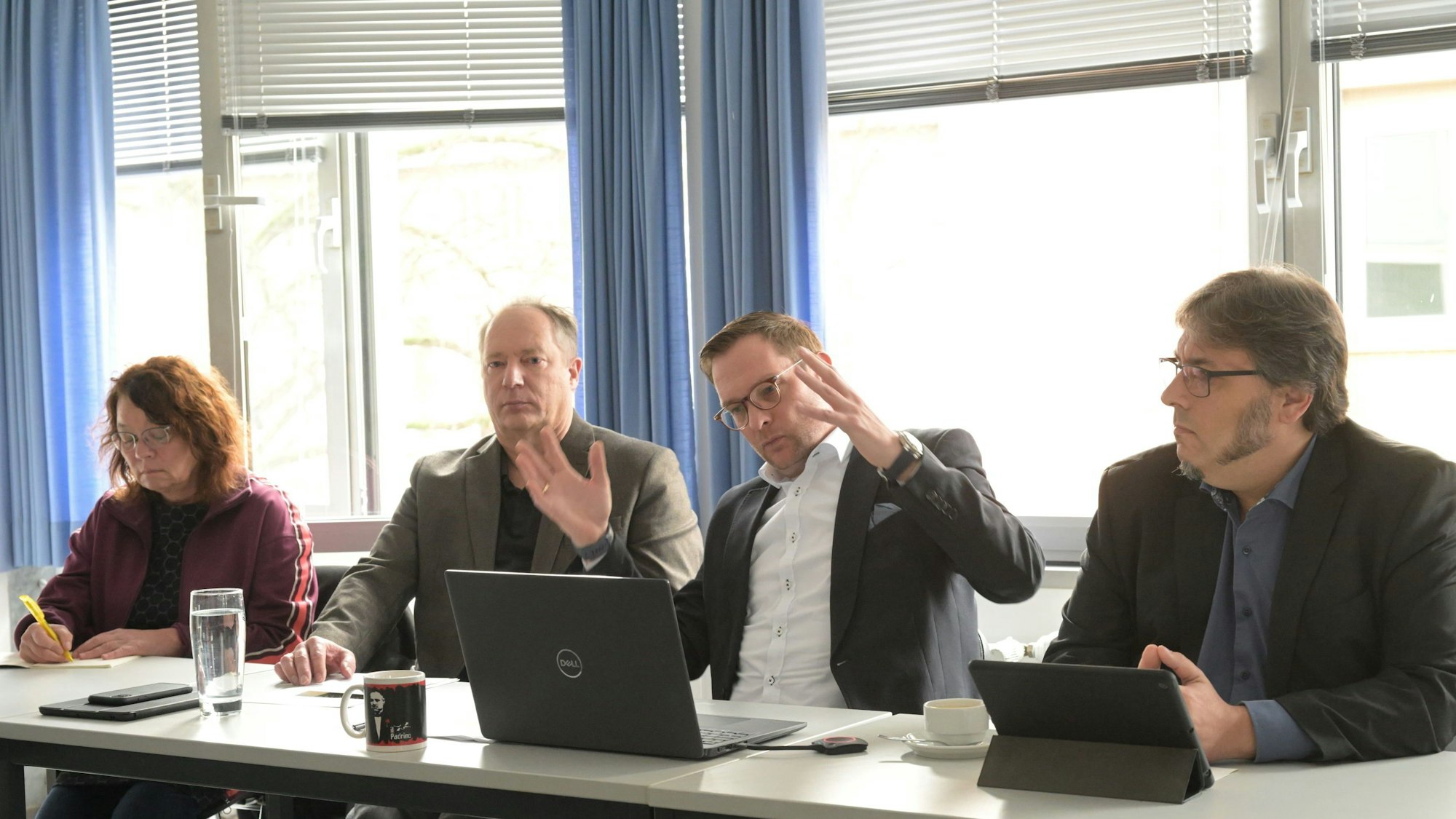Das Foto zeigt Bernhard Bertram (2.v.l.), Thore Eggert 83.v.l.) und David Sprenger (4.v.l.) auf der Pressekonferenz der Stadt