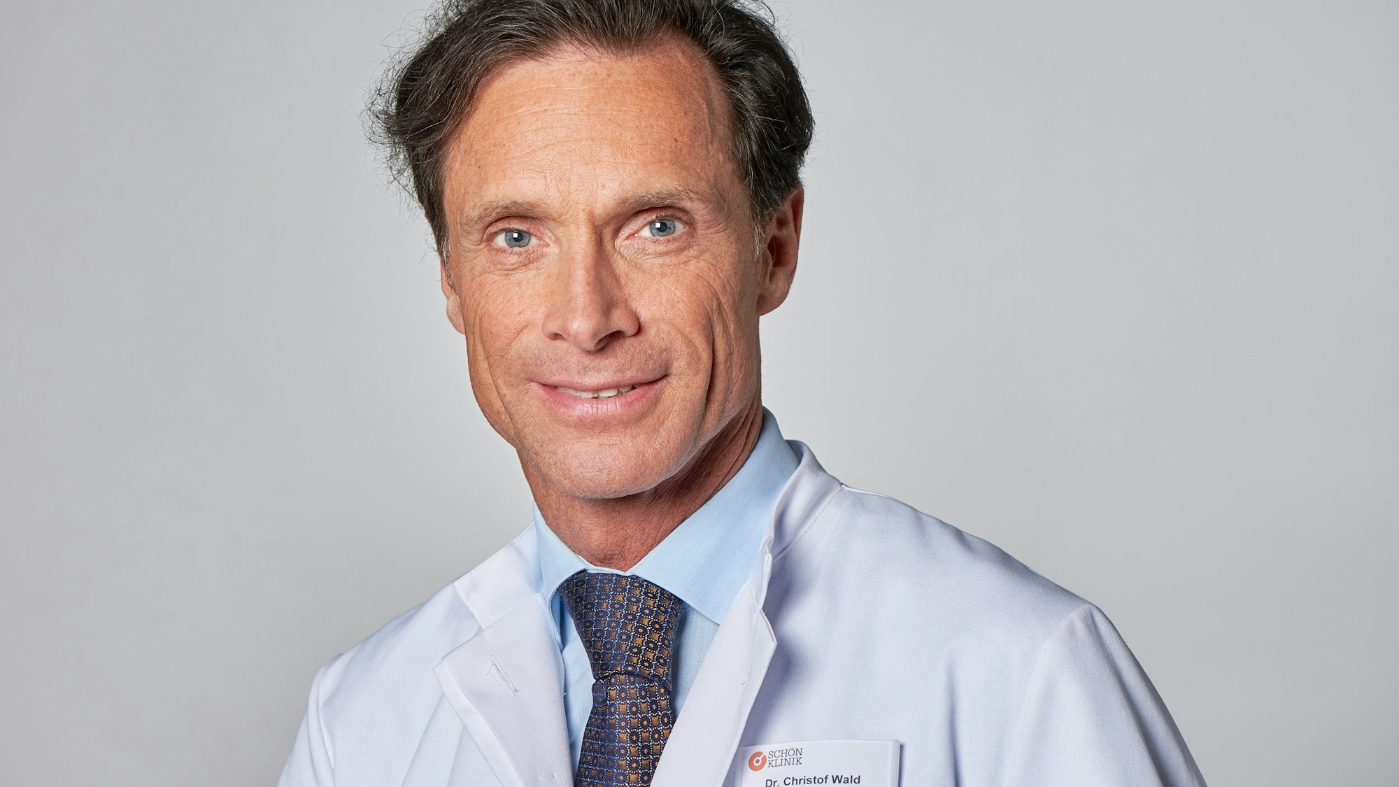 Porträt von Christof Wald, Chefarzt des Fachzentrums für Kardiologie und des Zentrums für Innere Medizin der Schön Klinik Düsseldorf