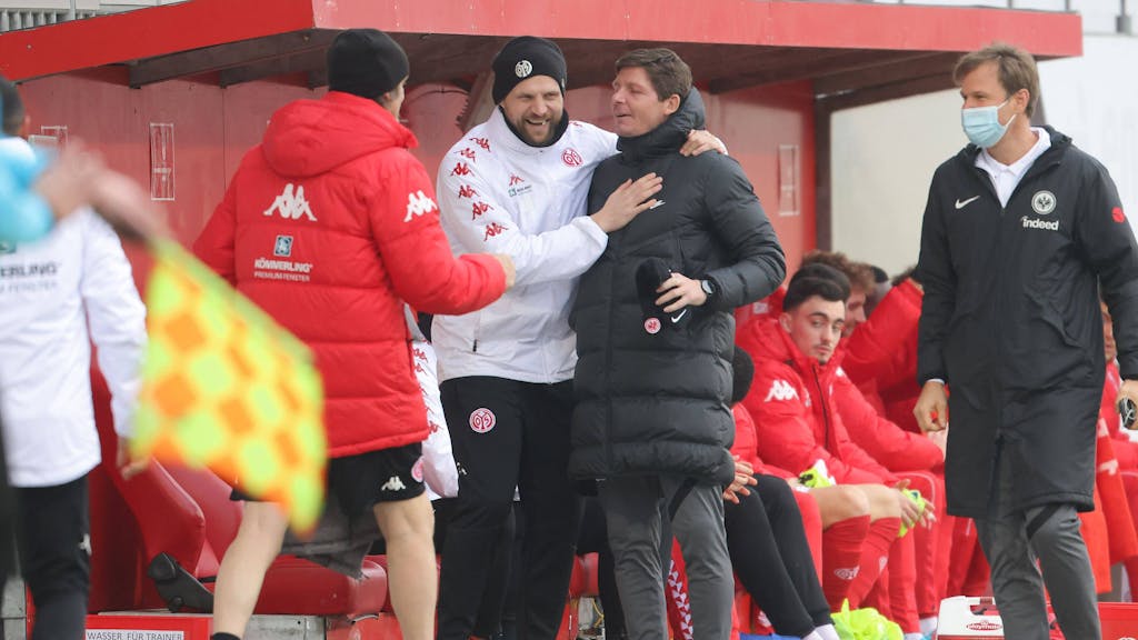 Bo Svensson umarmt seinen Trainerkollegen Oliver Glasner.
