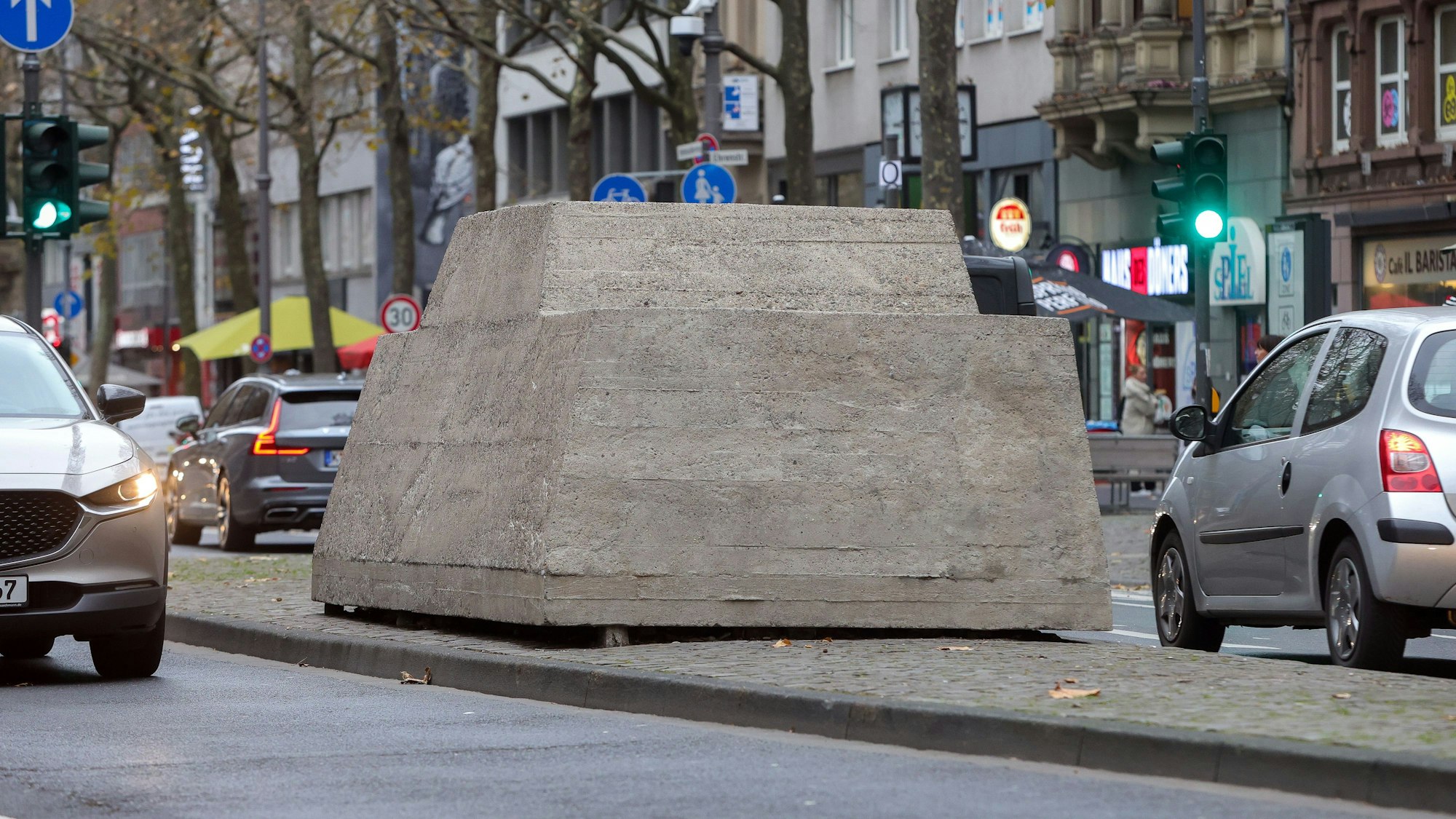 Die restaurierte Betonskulptur „Ruhender Verkehr“ steht im Verkehr auf dem Hohenzollernring.