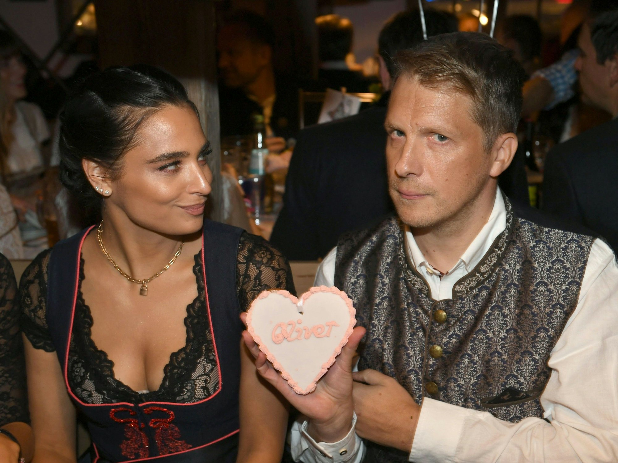 Der Comedian Oliver Pocher und seine Frau Amira feiern beim Almauftrieb im Käfer-Zelt auf dem Oktoberfest.