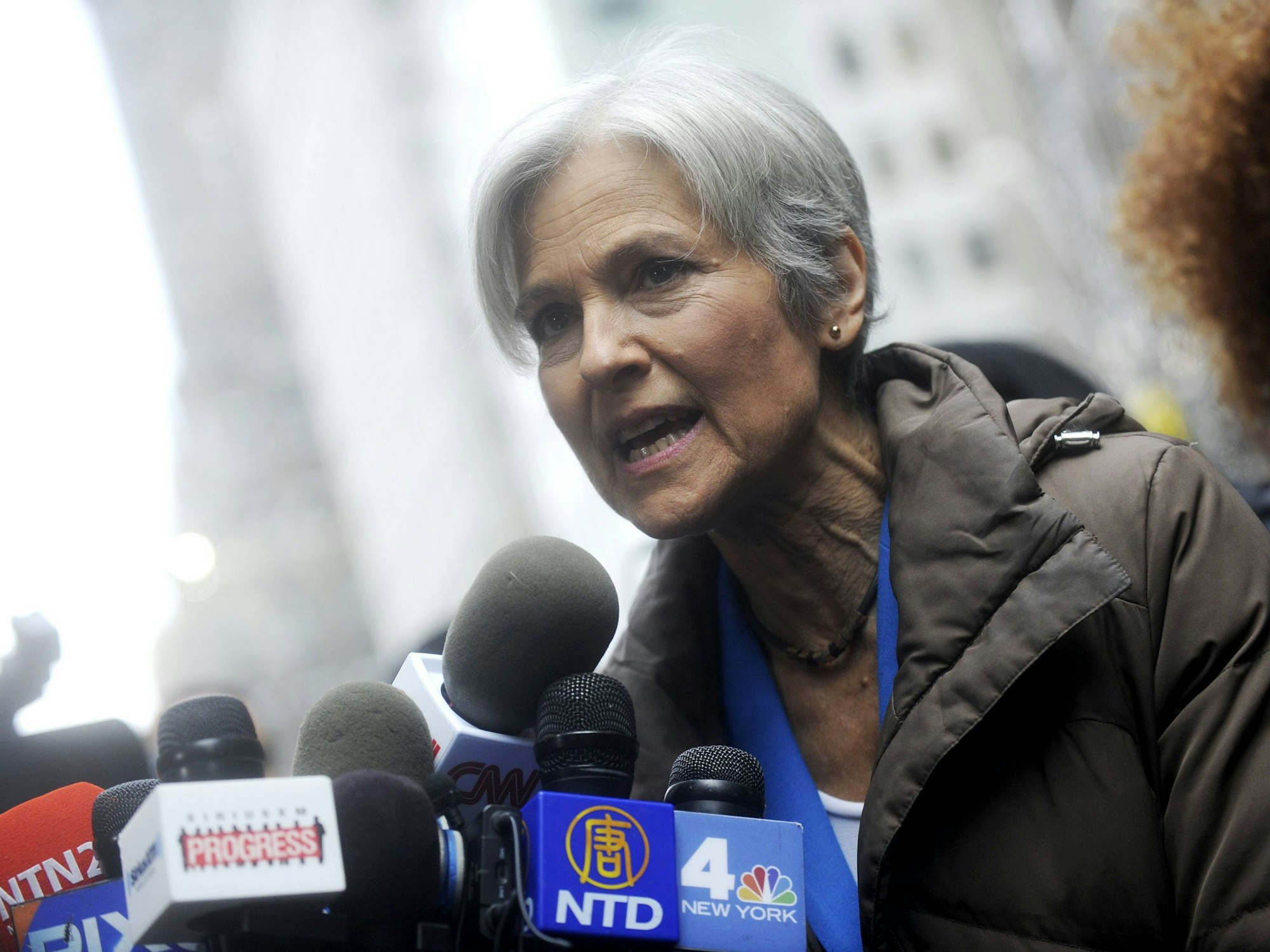Jill Stein spricht in Mikrofone.