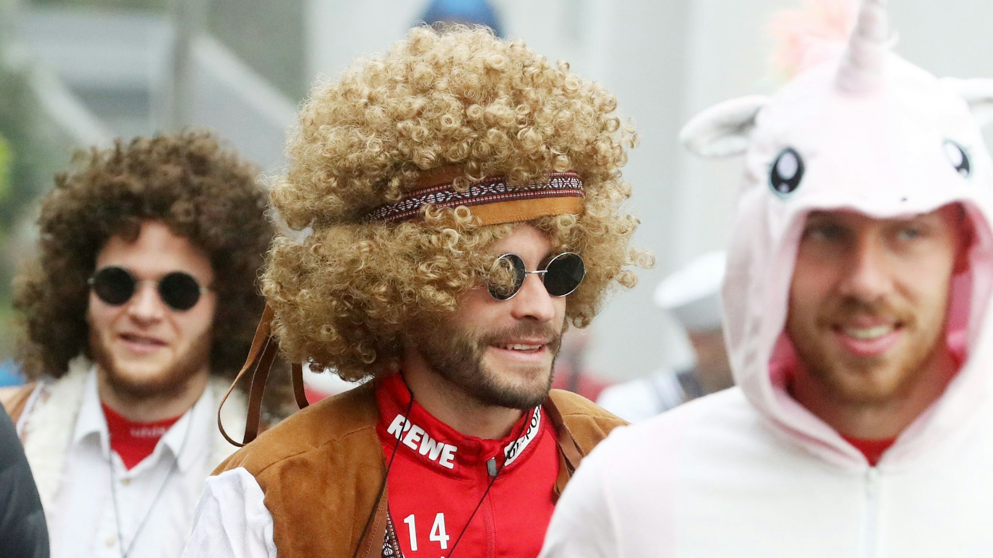 Jonas Hector kommt mit Perücke und Sonnenbrille als Hippie verkleidet zum Training des 1. FC Köln.