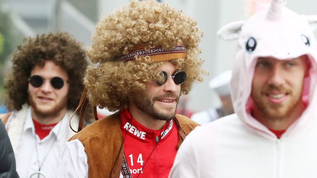 Jonas Hector kommt mit Perücke und Sonnenbrille als Hippie verkleidet zum Training des 1. FC Köln.
