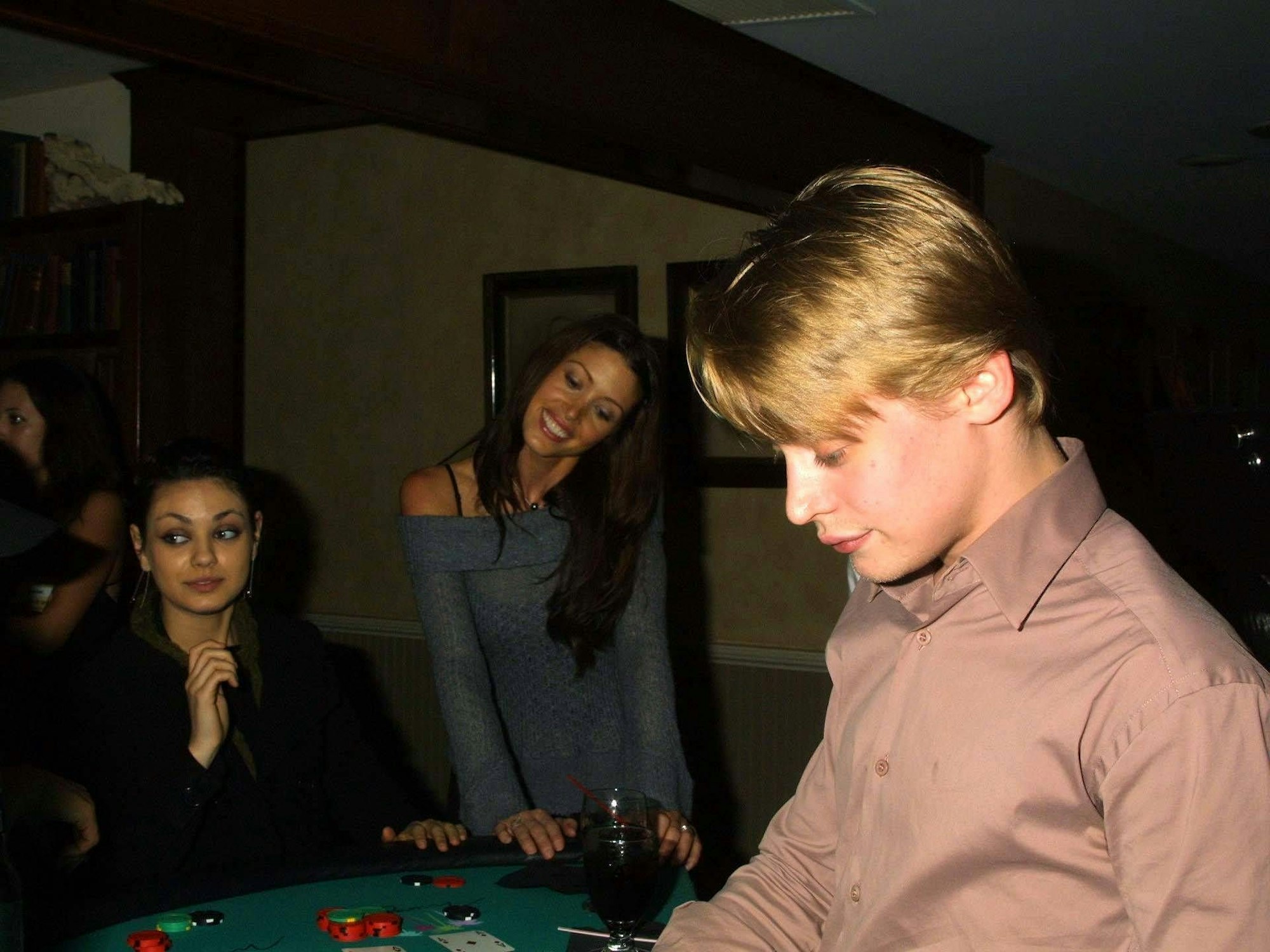 Das Foto zeigt die Schauspieler Mila Kunis (l.), Shannon Elizabeth (m.) und Macaulay Culkin bei einem Pokerturnier für den guten Zweck in Los Angeles.