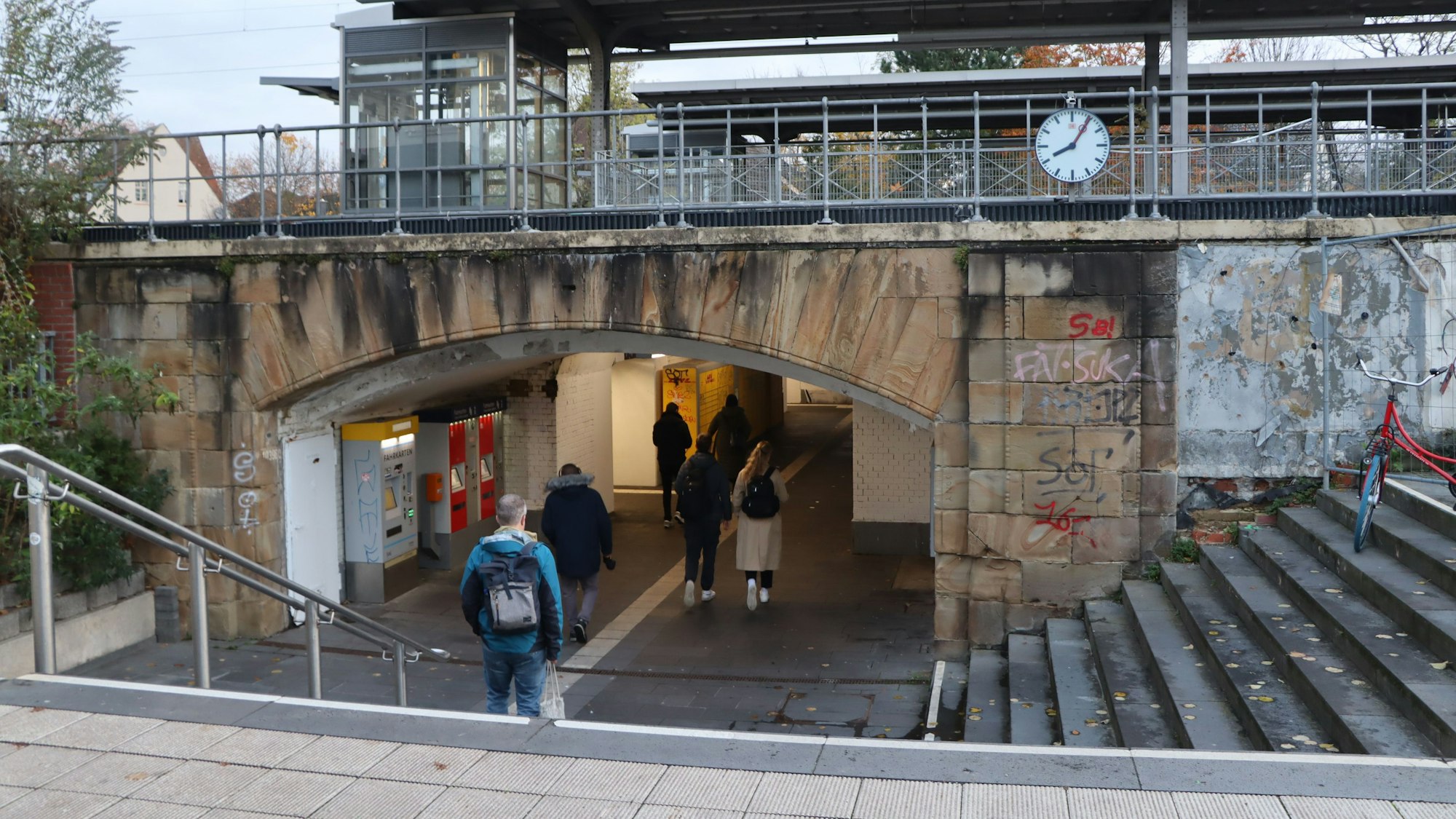 Das Bild zeigt die Unterführung des Bahnhofs in Brühl.