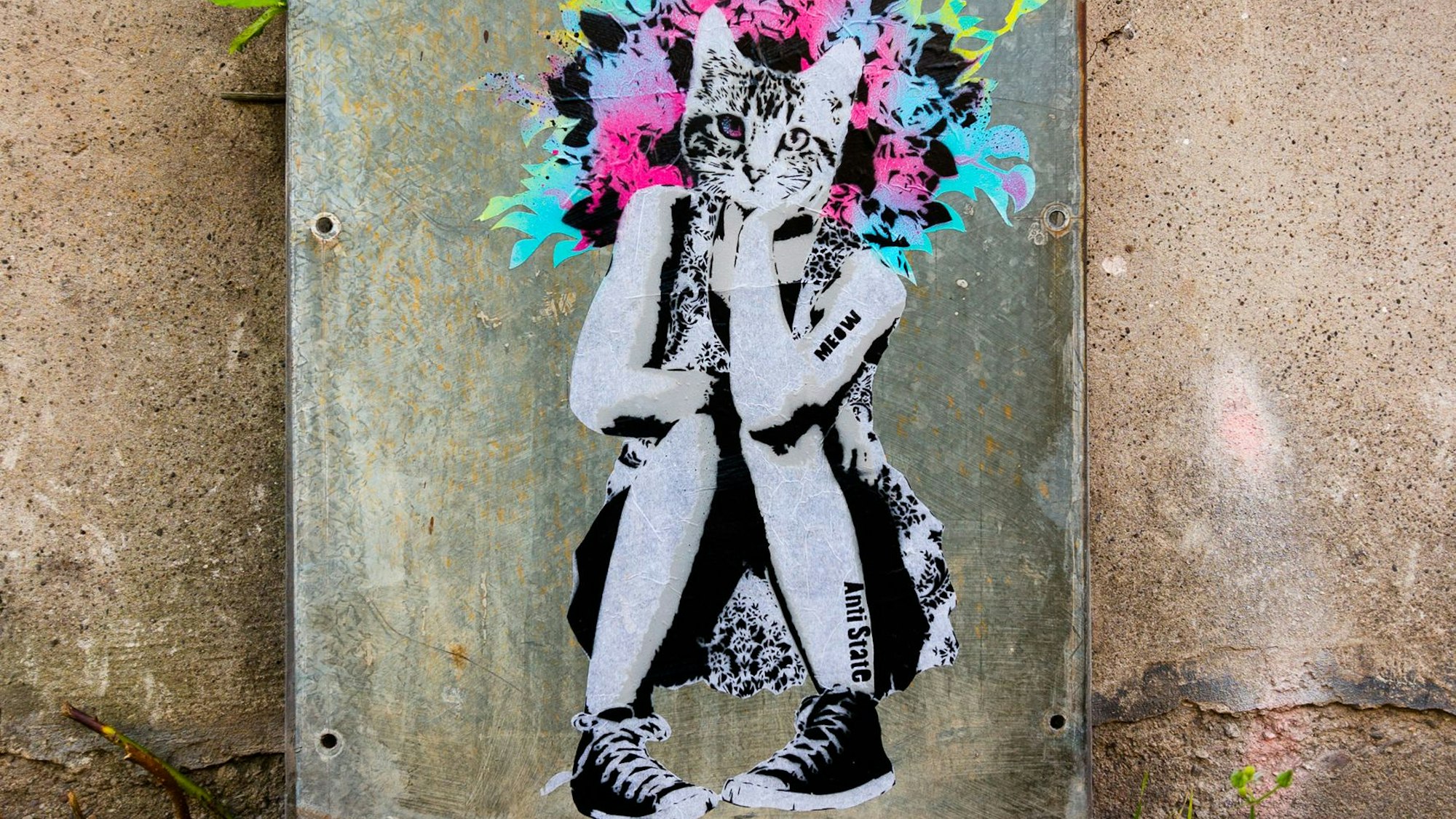 Hier sieht man Street-Art-Werk des Künstlers Meow. Auf dem Bild: ein Katzenkopf mit einem Menschenkörper