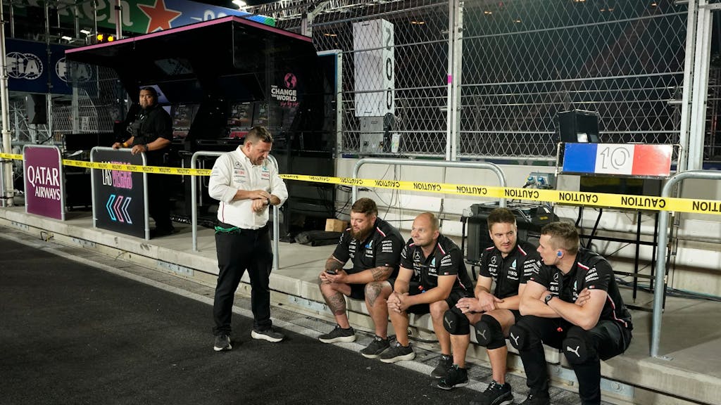 Crew-Mitglieder von Mercedes warten am 17. November 2023 auf das Ende der Arbeiten im Rahmen des Auftakttrainings des Formel-1-Auftakttrainings in Las Vegas.