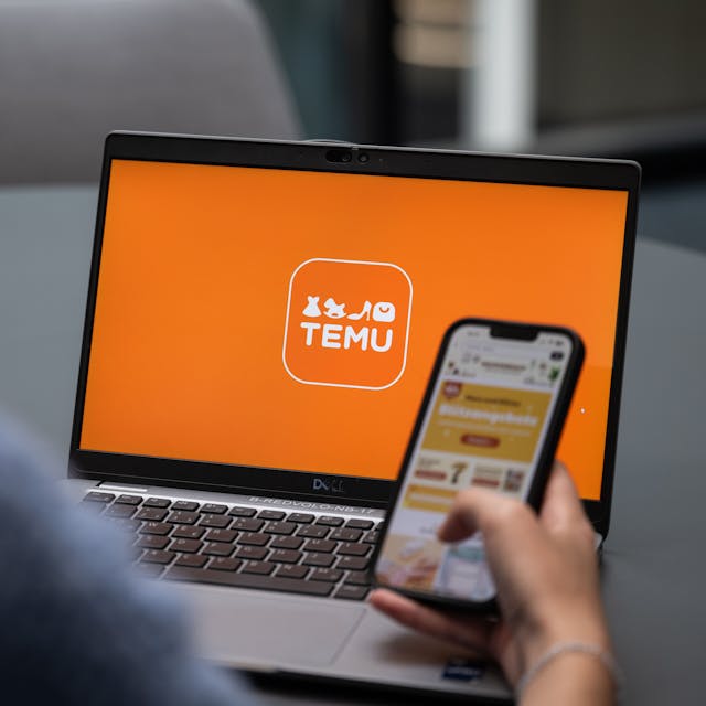 Blick auf einen Laptop mit dem Logo der App Temu (gestellte Szene).