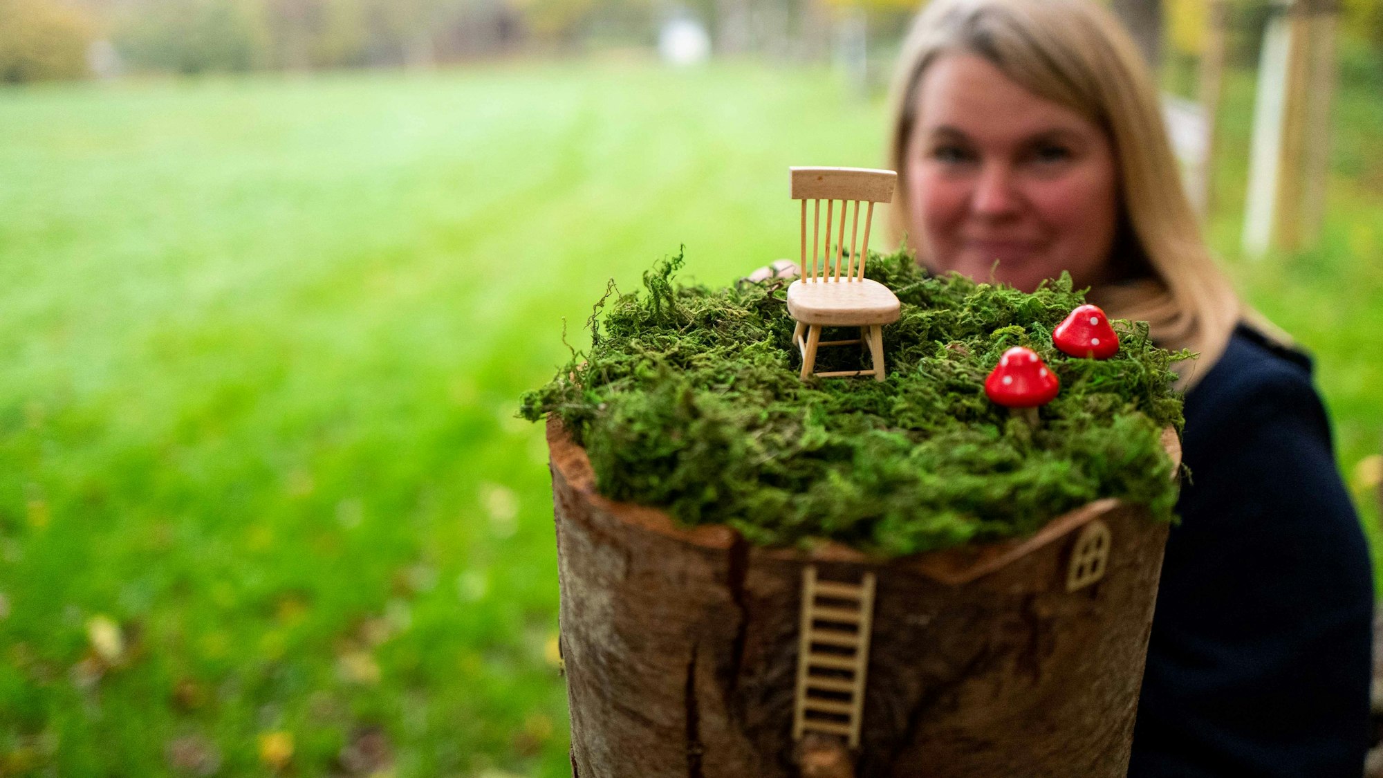 Das Bild zeigt einen mit Moos bedeckten Baumstumpf, auf dem ein kleiner Stuhl steht. Julia Mostert hat die Wichtelwohnung gebastelt.