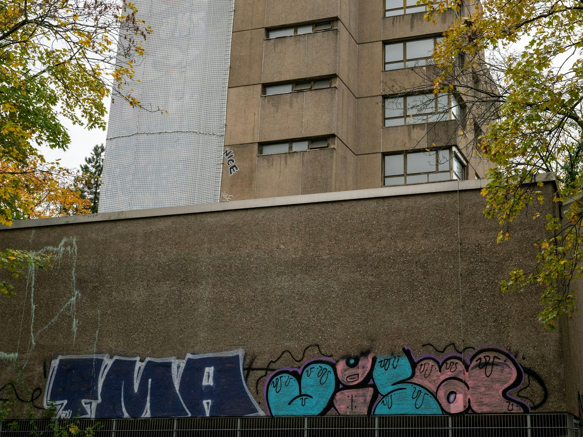 Die Mauern sind teilweise mit Graffiti übersät.