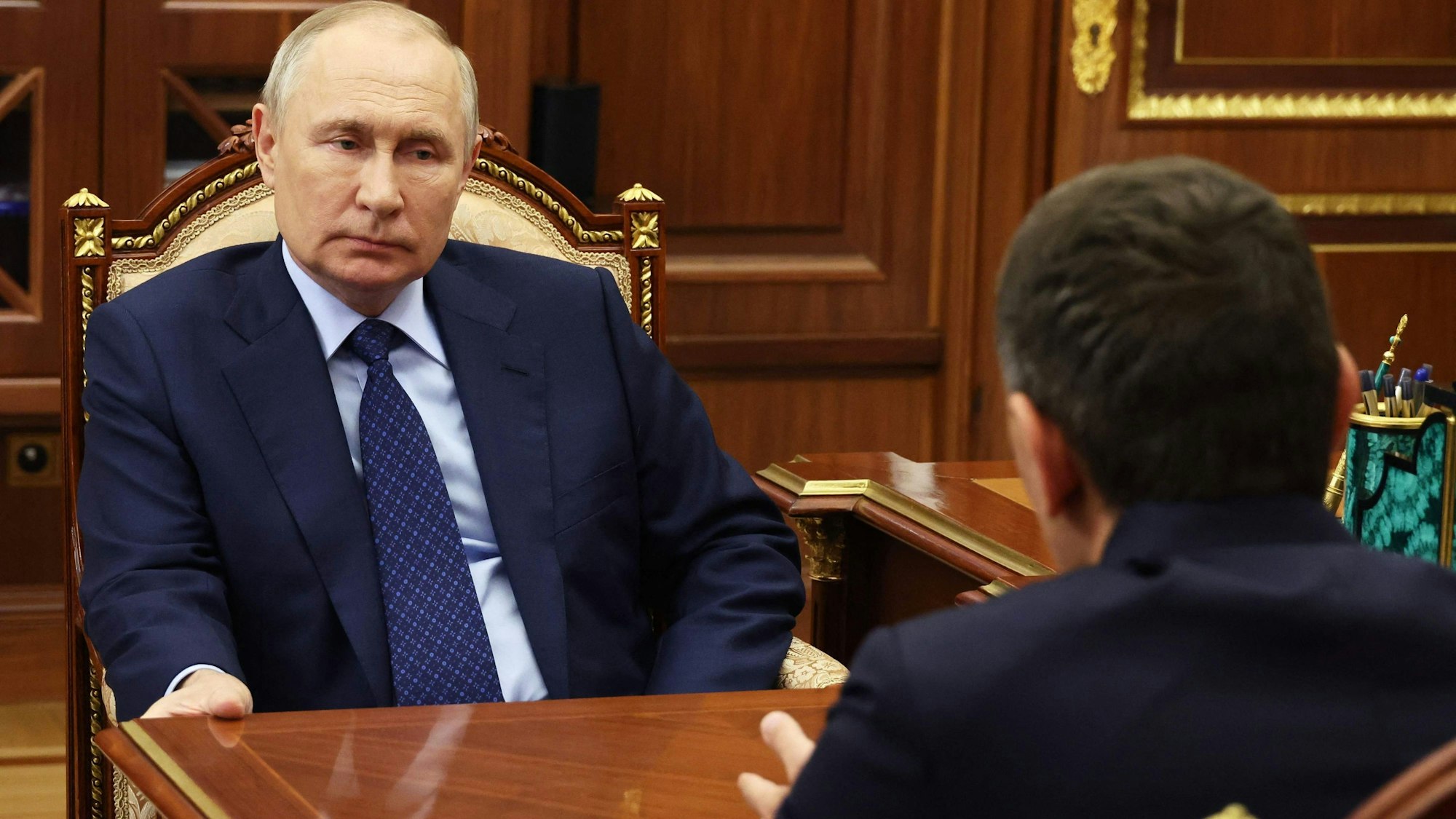 Dieses von der russischen staatlichen Sputnik verbreitete Foto zeigt den russischen Präsidenten Wladimir Putin bei einem Treffen mit Andrej Rjumin, dem CEO und Vorstandsvorsitzenden von Rosseti, einem russischen Stromversorger.
