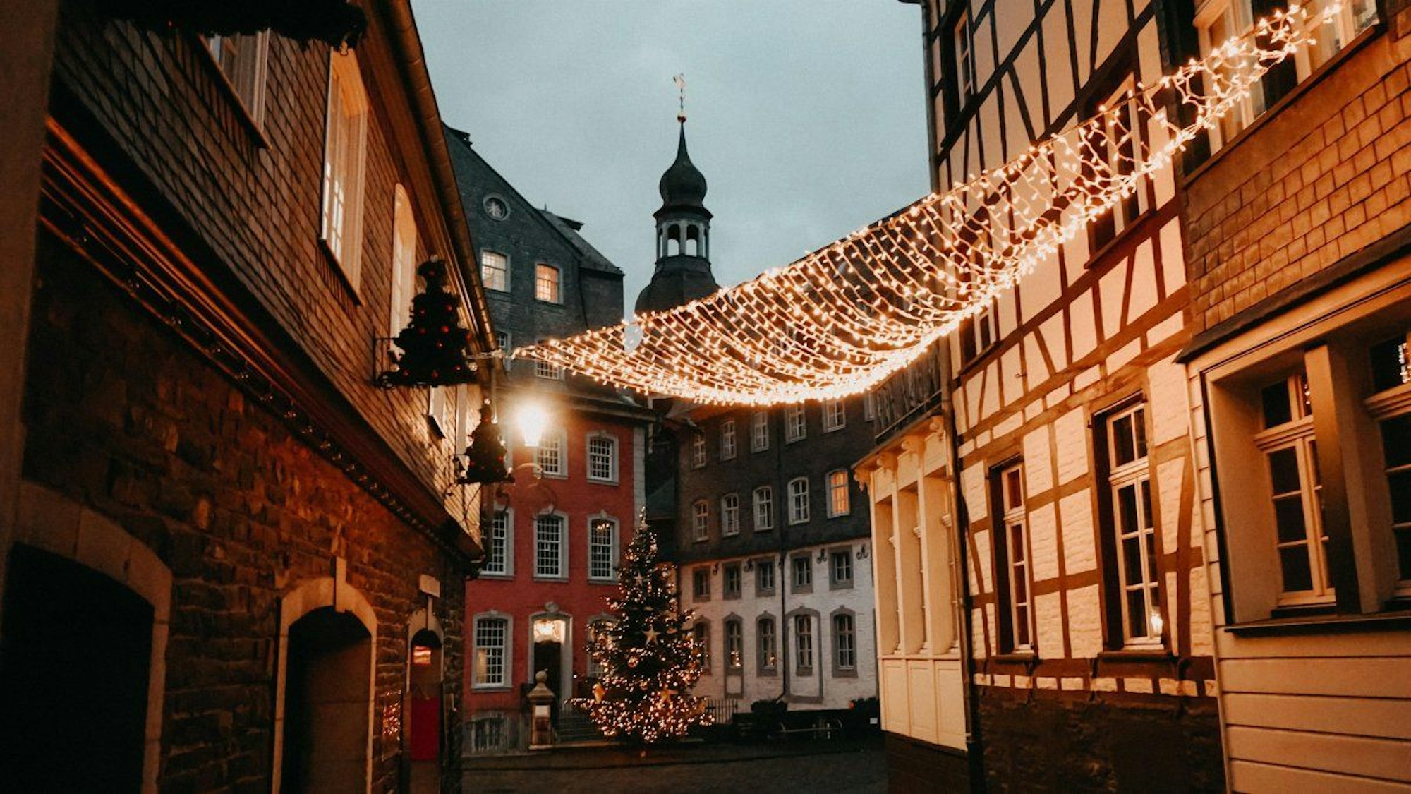 Weihnachtszeit in Monschau mit Blick auf das Rote Haus.