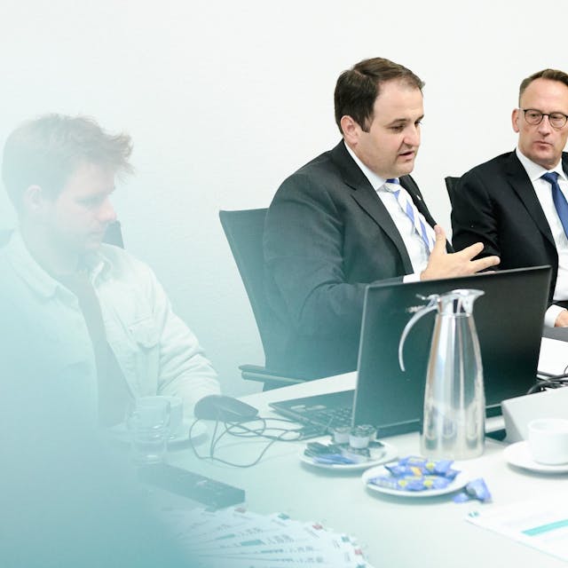 Medienminister Nathanael Liminski mit Tobias Schmid, Direktor der Landesanstalt für Medien NRW.


