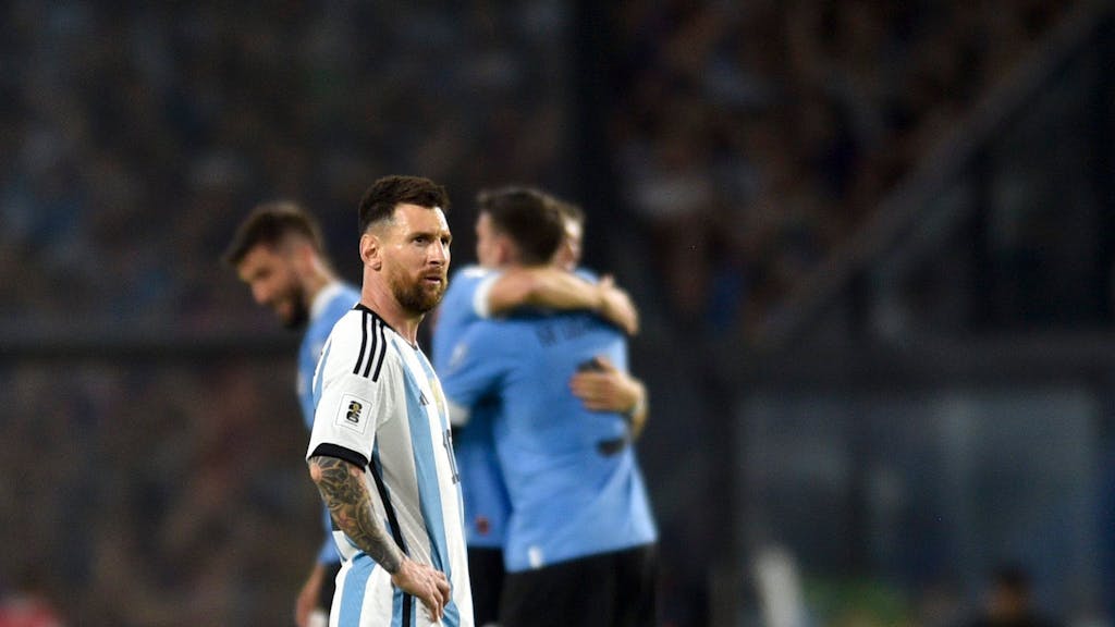 Lionel Messi guckt nach der Niederlage gegen Uruguay enttäuscht.