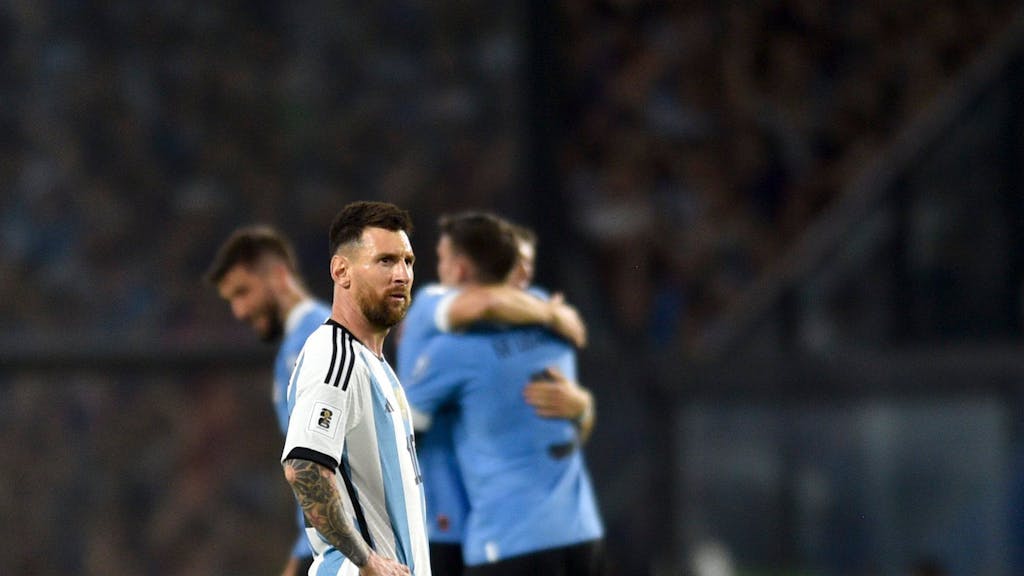 Lionel Messi guckt nach der Niederlage gegen Uruguay enttäuscht.
