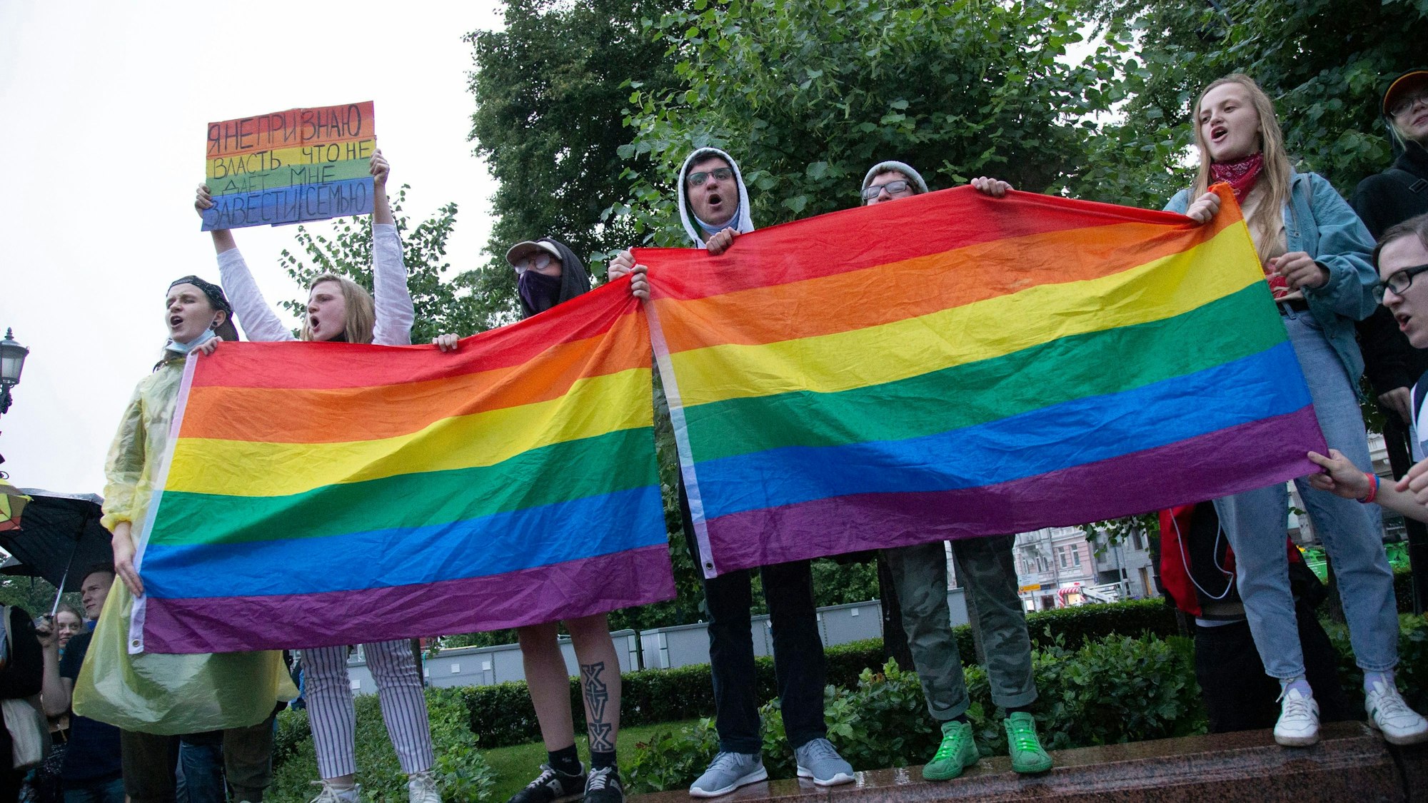 Aktivisten der LGBT-Bewegung demonstrieren in Moskau für ihre Rechte.