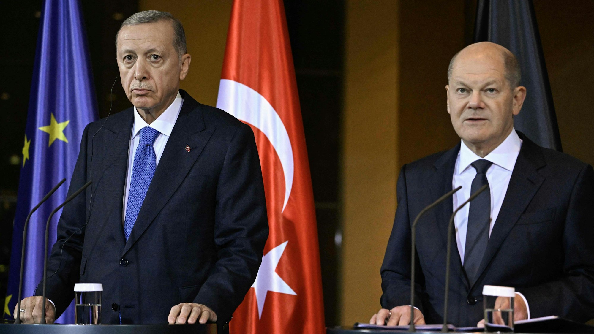 Der türkische Präsident Recep Tayyip Erdogan (links) und Bundeskanzler Olaf Scholz sprechen vor der Presse.