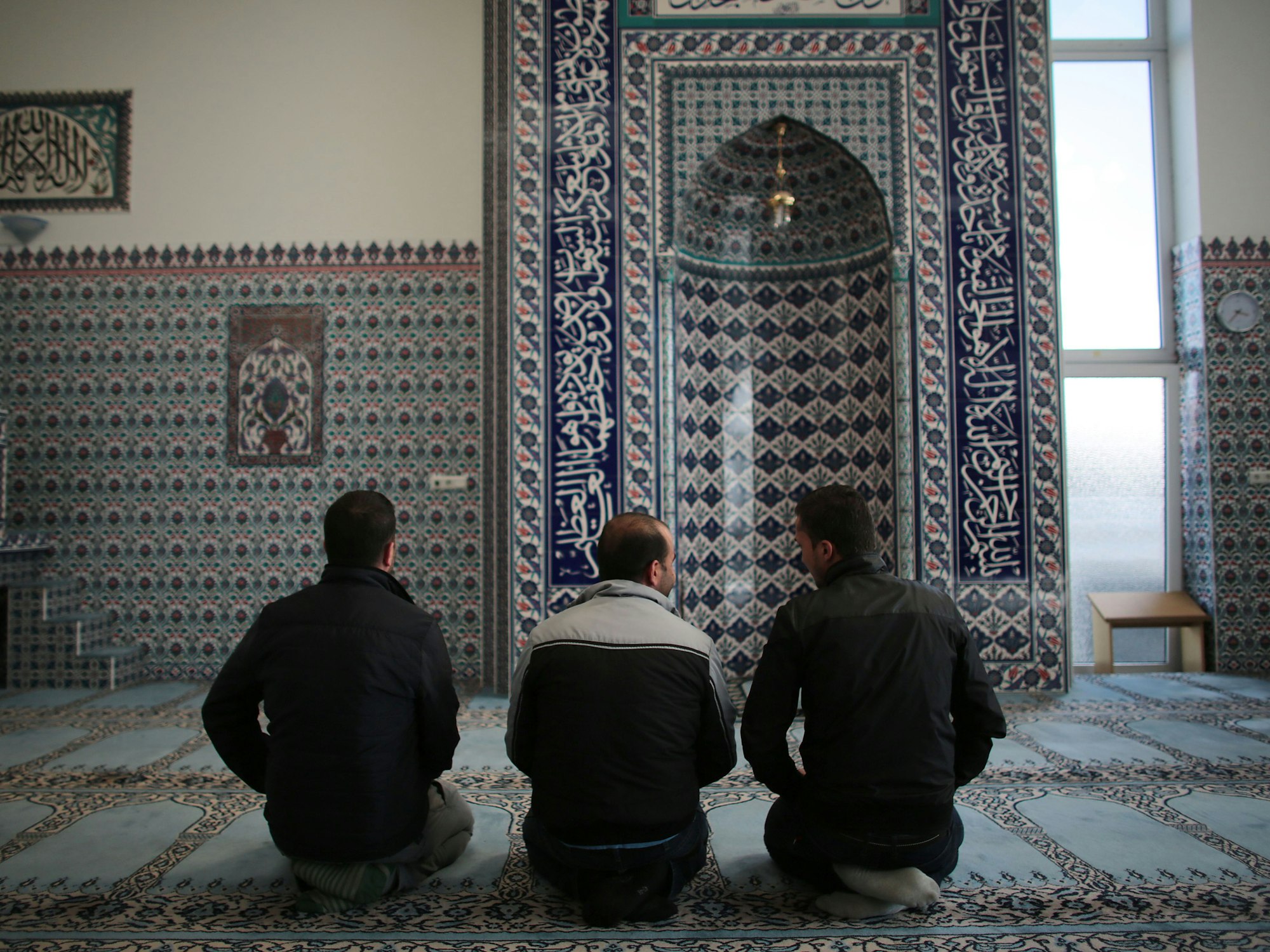Die syrischen Flüchtlinge Sharif Baraa, Jarkas Anas, Mohammad Amin beten am 15.09.2015 in Köln (Nordrhein-Westfalen) der Ditib-Moschee Chorweiler.